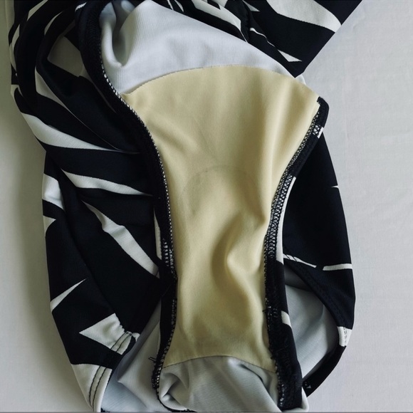 ❤️ Miraclesuit Sanibel One Piece With Black white tropical leaves Swim Suit A61 - Picture 6 of 7